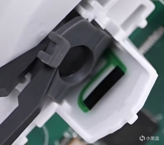 是要扳机震动还是自适应扳机？保姆级手柄扳机选择指南