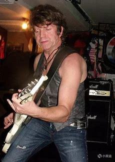 小神龙俱乐部里的尼尔叔叔，是唯一鼓励过我动手的