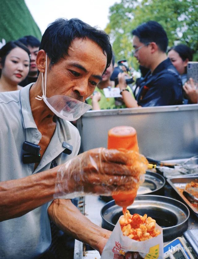 全网四位爆火的小摊老板