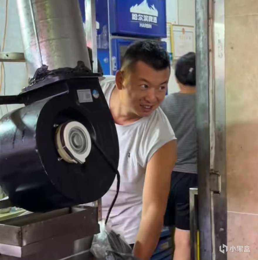 全网四位爆火的小摊老板