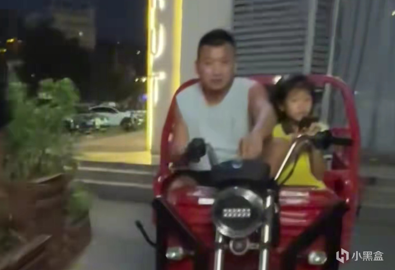 全网四位爆火的小摊老板