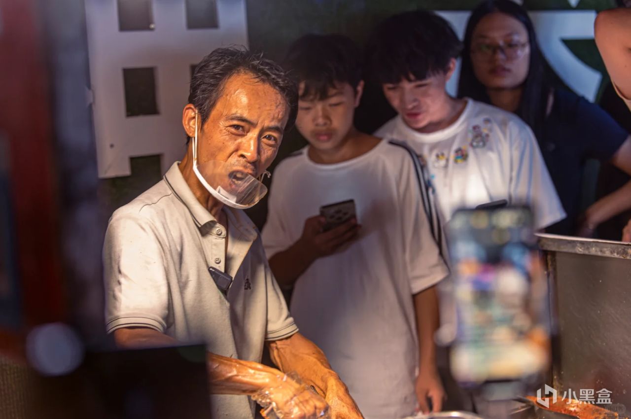 全网四位爆火的小摊老板