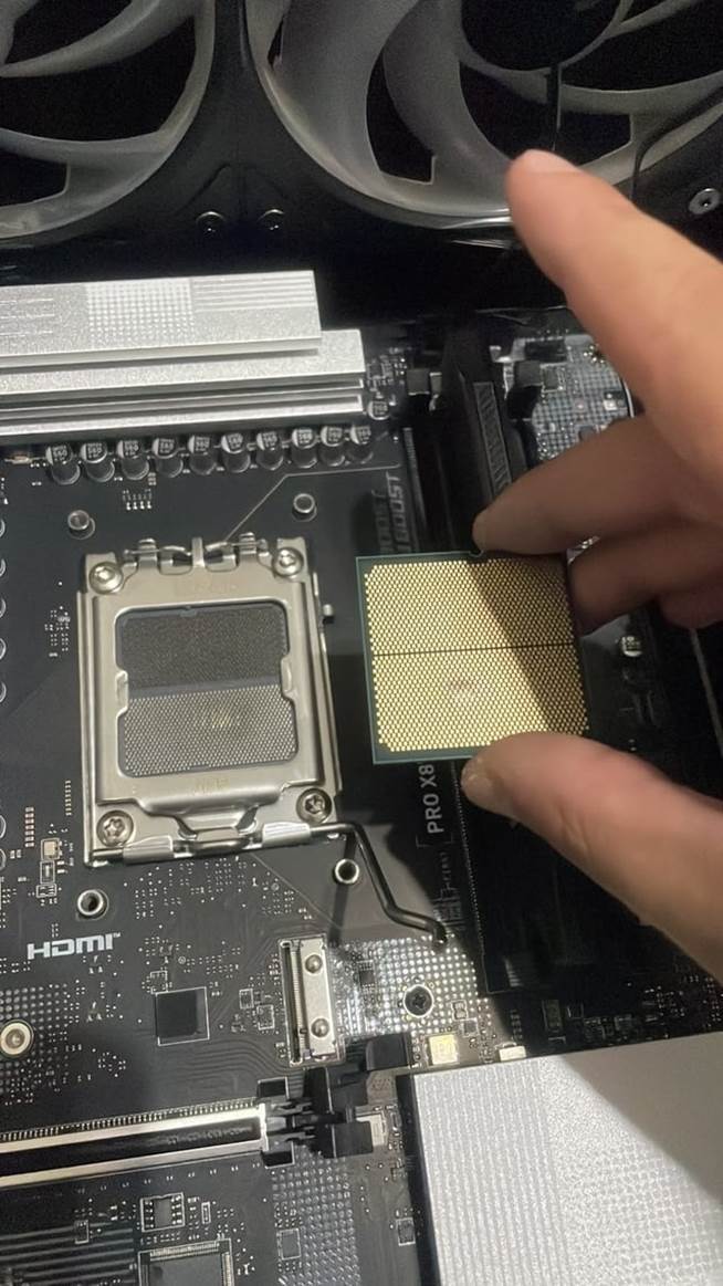 r/pcmasterrace - 7800X3D 在三个月后烧掉了主板。这是硅彩池的原因还是其他什么？我们应该再买一个吗？