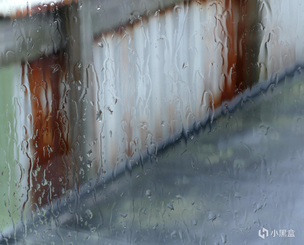 雨滴砸下來落在窗上，像遊戲裏落在角色身上